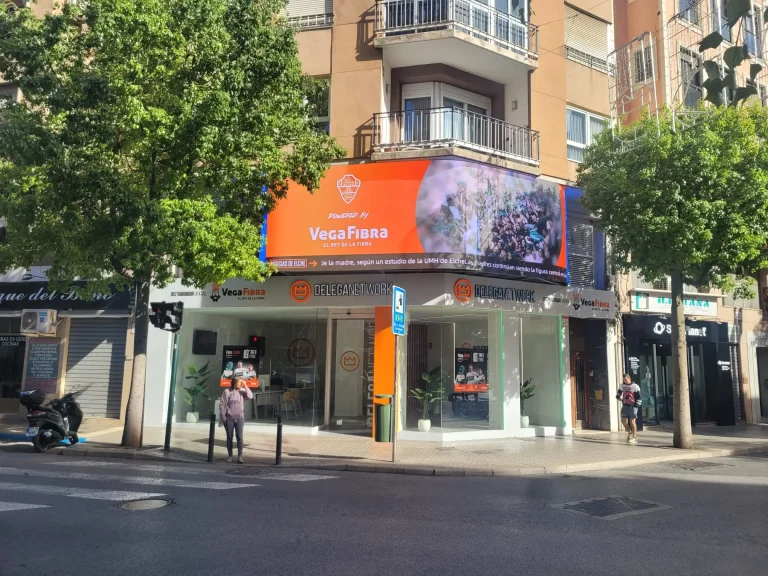 FIRMA DE AUTÓGRAFOS DE JUGADORES DEL ELCHE CF EN NUESTA TIENDA DELEGANETWORK X VEGAFIBRA