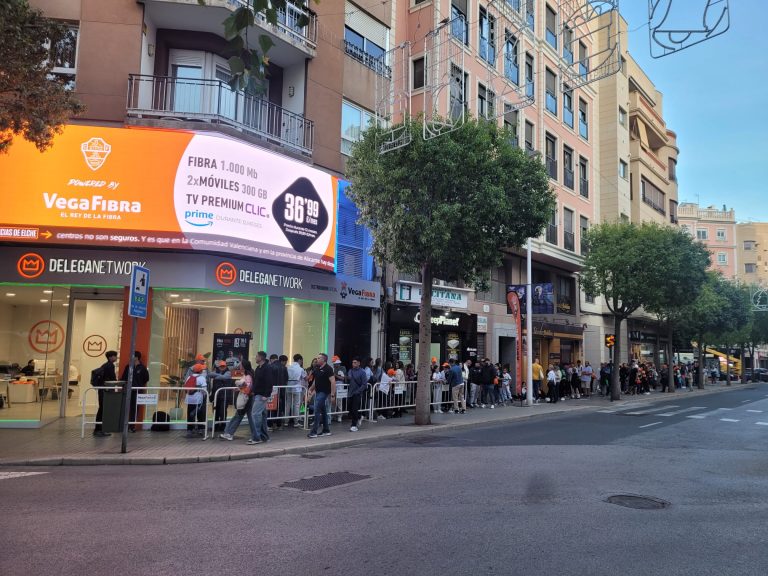 ESPECTACULAR FIRMA DE AUTÓGRAFOS DE JUGADORES DEL ELCHE CF EN DELEGANETWORK X VEGAFIBRA